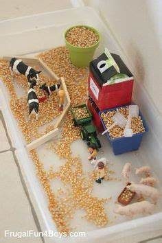 Aktionswanne mit Spielfiguren und Mais