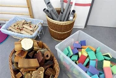 Körbe mit Holz- und Naturmaterialien zum Bauen