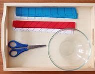 Kinder spielen gemeinsam mit Flaschendeckeln auf einem Teppich
