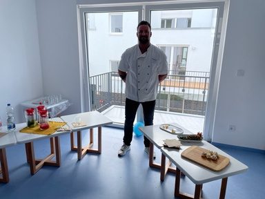 Küchenchef bei der Zubereitung gesunder Snacks